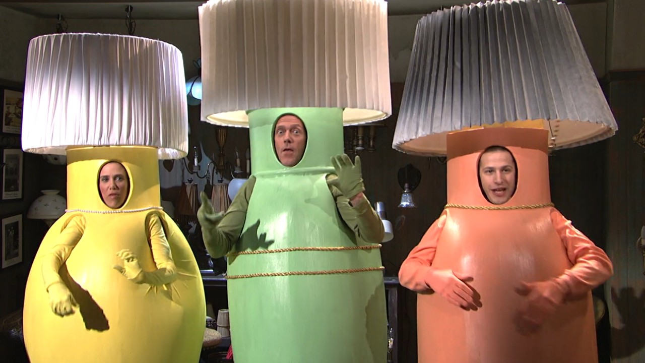 Three lamps (Kristen Wiig, Hugh Laurie and Andy Samberg) sing on Saturday Night Live