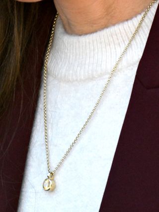 kate middleton's gold necklace