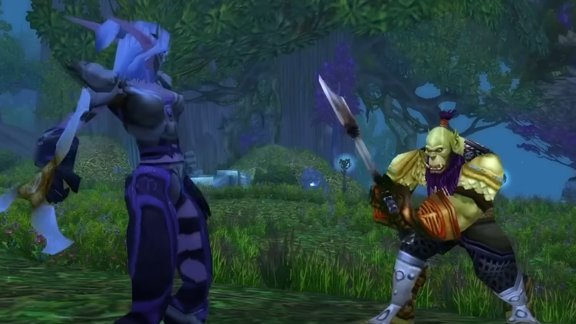 In World of Warcraft Classic tritt ein Nachtelf inmitten der dichten, schattigen Wälder von Ashenvale gegen einen Ork-Krieger an.
