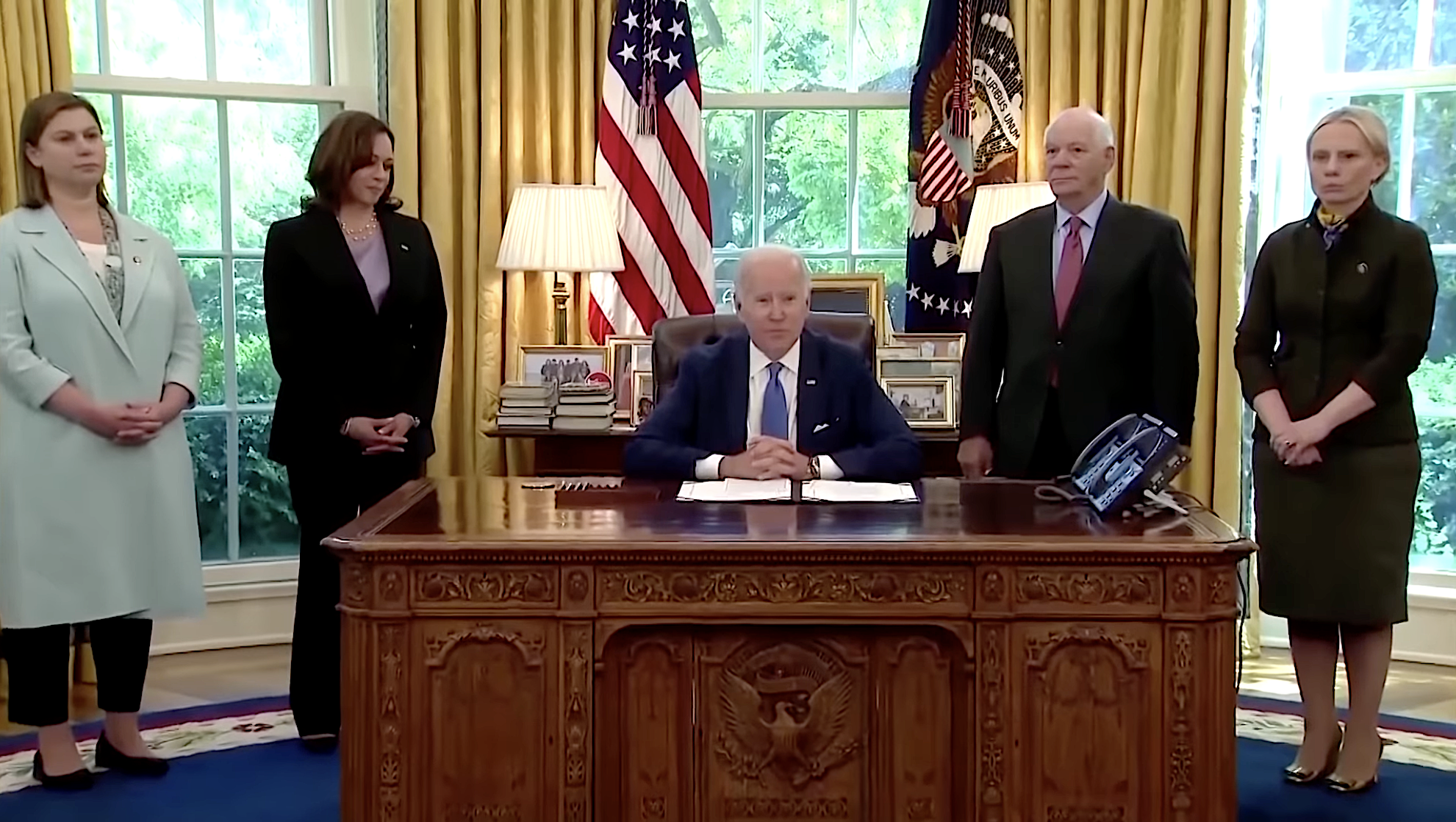 Biden signs Ukraine lend-lease act, urges Congress to pass $40 billion ...