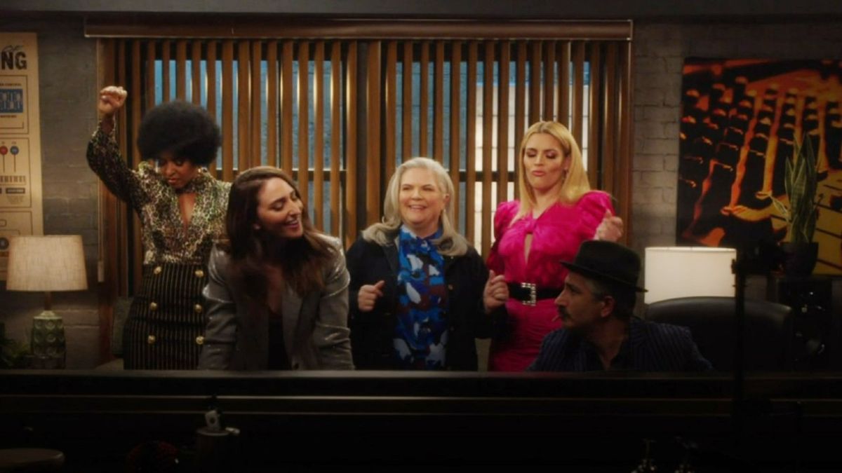 Sara Bareilles, Busy Philipps, Paula Pell, Piter Marek, and Renee Elise Goldsberry in Girls5eva