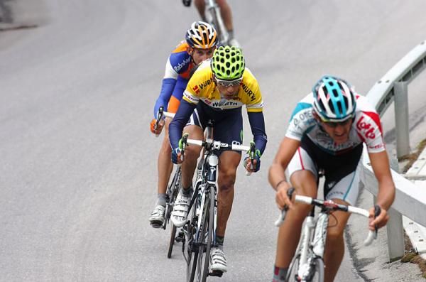 Overnight race leader Mauricio Soler (Movistar) gives it his all to try to keep the yellow jersey for another day.