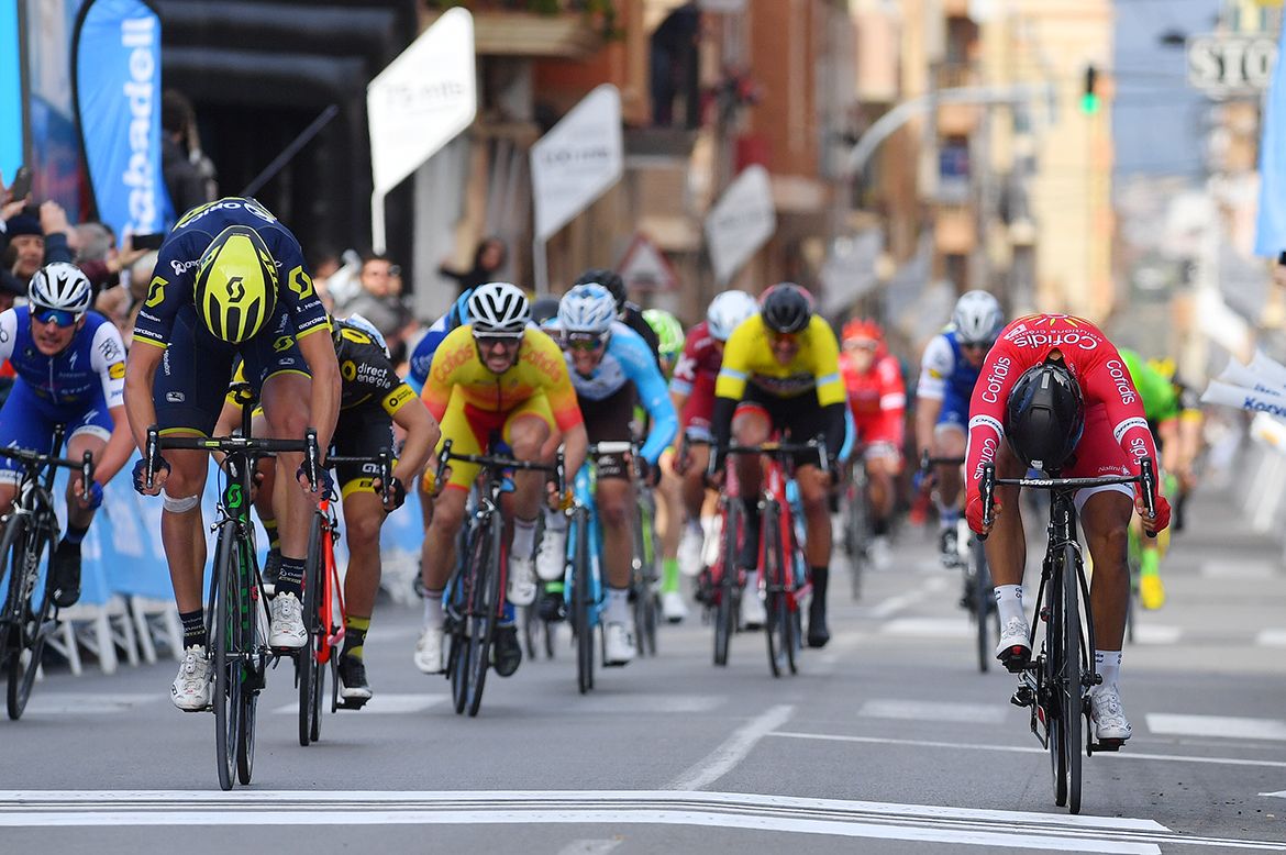 Magnus Cort and Nacer Bouhanni dive for the line