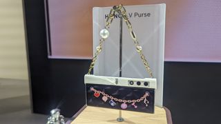 hinor v purse with chain at ifa 2023