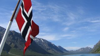 Beste norske filmer: Et norsk flagg mot fjellbakgrunn