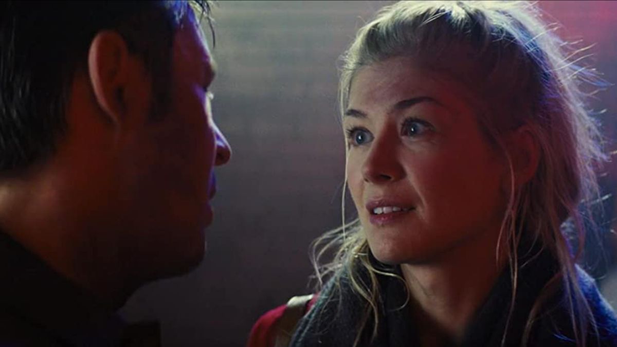 Paddy Considine and Rosamund Pike having a chat in the bar in The World&#039;s End.