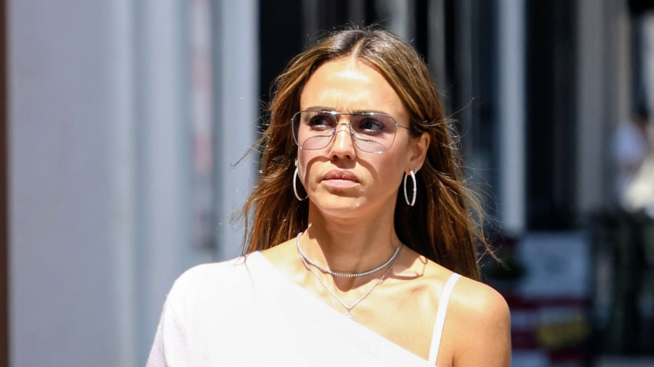 Jessica Alba wearing aviator sunglasses
