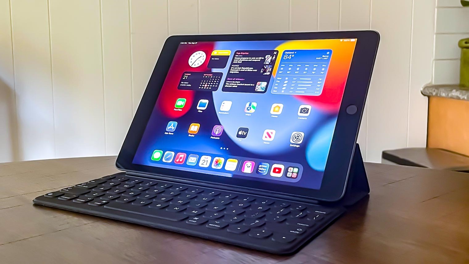 iPad 9 2021 on a desk
