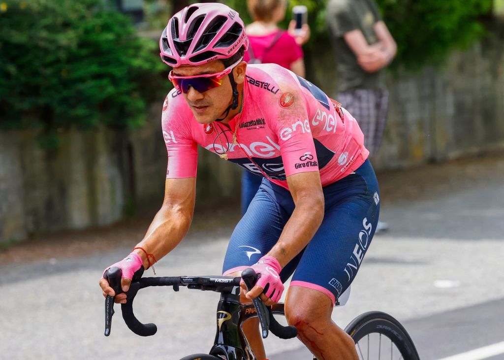 Overall leader Team Ineos Ecuadorian rider Richard Carapaz catches up after being involved in a crash in the first kilometers of the 15th stage of the Giro dItalia 2022 cycling race 177 kilometers from Rivarolo Canavese Piedmont to Cogne Aosta Valley on May 22 2022 Photo by Luca Bettini AFP Photo by LUCA BETTINIAFP via Getty Images