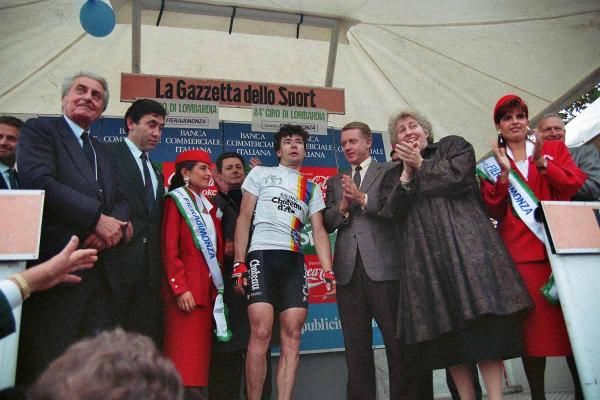 Gianni Bugno recieves the 1990 UCI World Cup jersey from then UCI President Hein Verbruggen