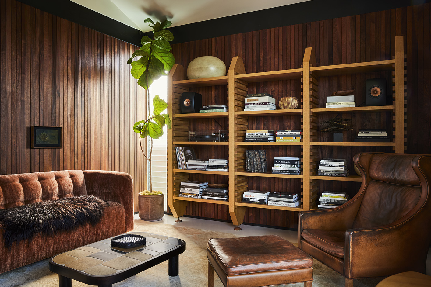 Paperfold house, a Pierre Koenig house in California redesigned by Jamie Bush, has contemporary feel and furniture and a midcentury feel