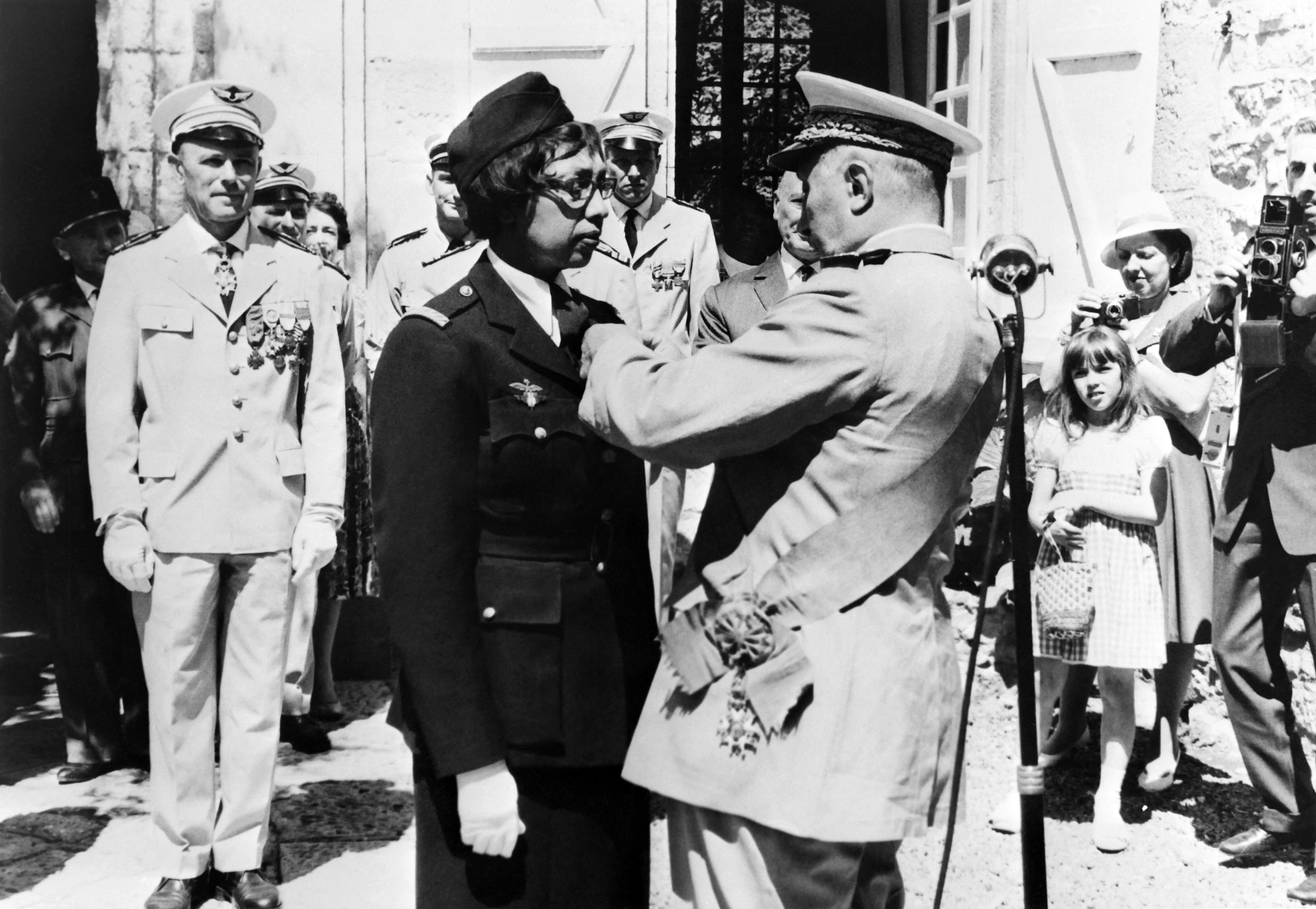 Josephine Baker being awarded a medal in 1961
