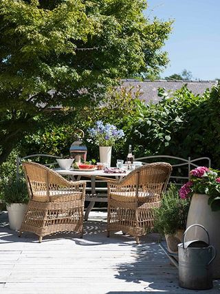 garden and seating area in a 16th century home