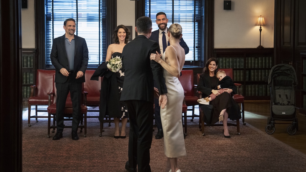 FBIシーズン8x11でスコラとニーナの結婚式に出席するFBIチーム