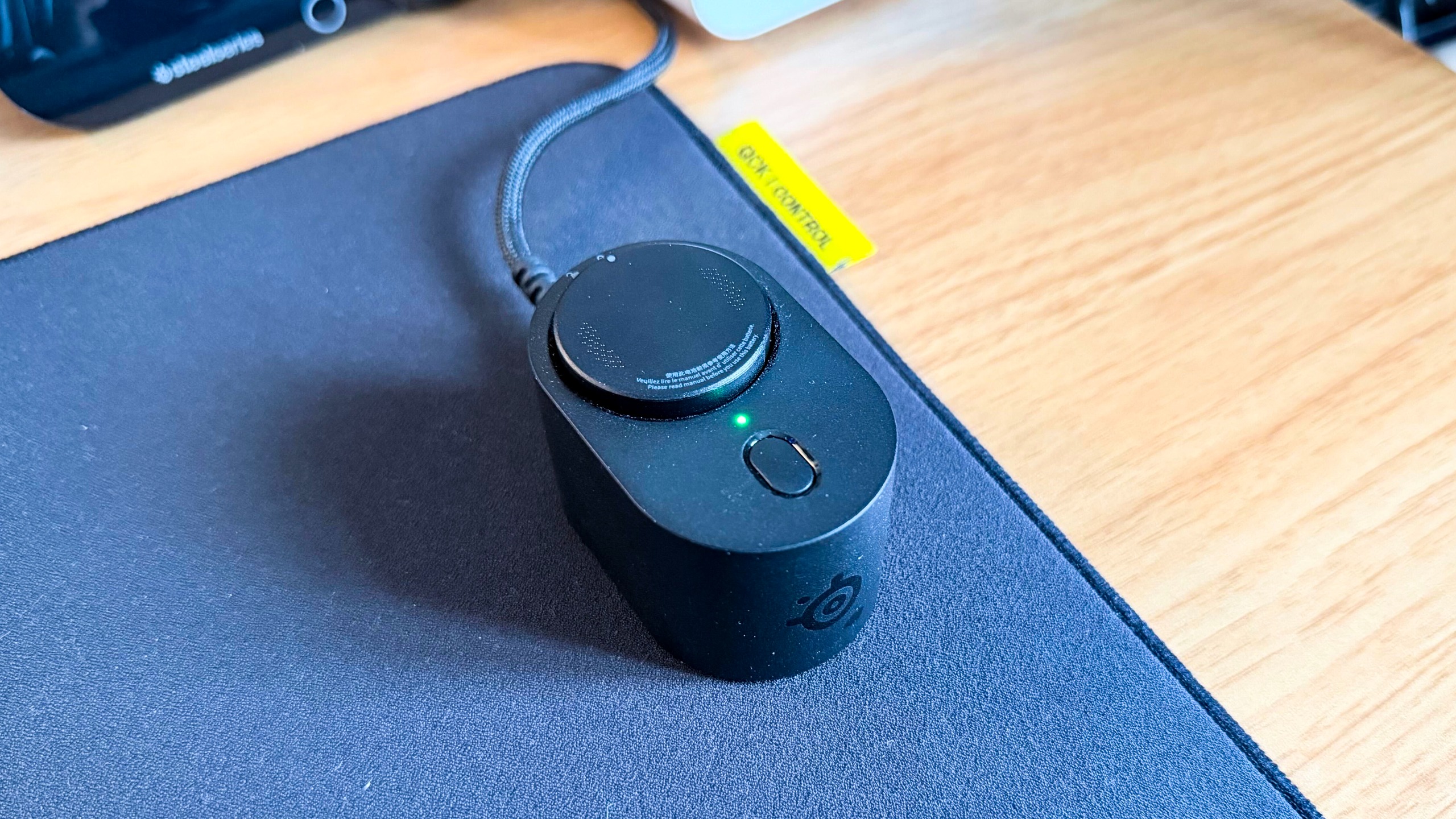 The SteelSeries Rival Pro USB hub showing green battery charge