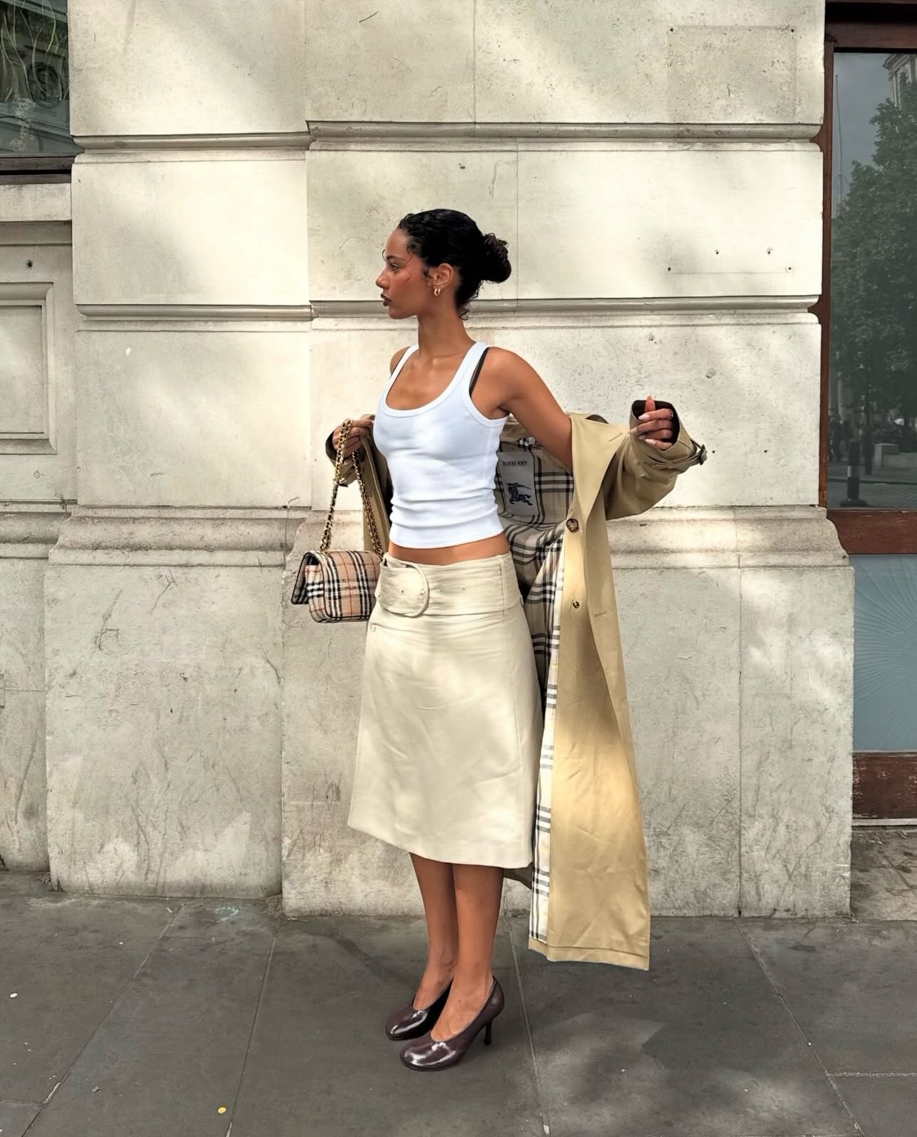 A woman wearing summer scoop neck tank outfit 2026.