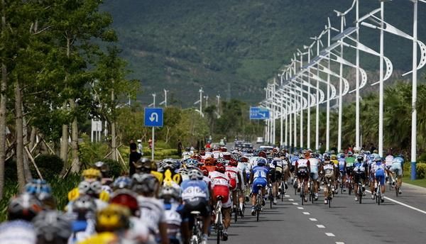 The peloton rolls out of Sanya for the 167.5 kilometre stage.