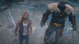 En smilende Thor står sammen med Korg og ser opp mot himmelen i traileren til Thor: Love and Thunder.