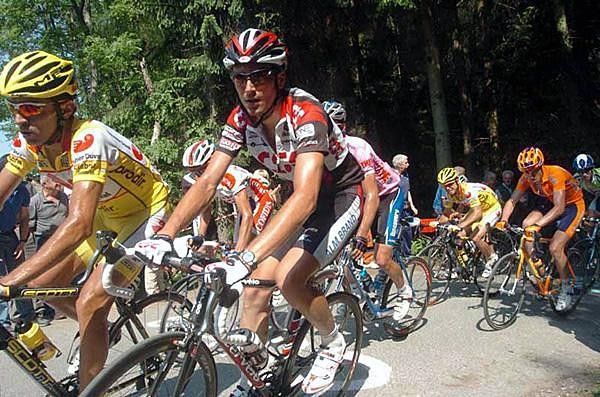 Garate and Ivan Basso climb