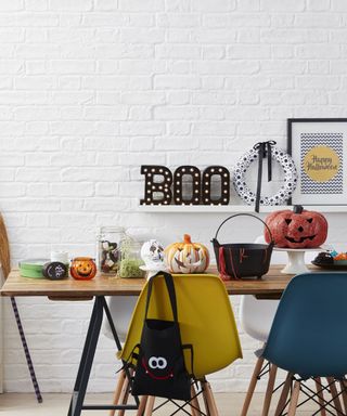 room with white wall and pumpkin halloween decorating items