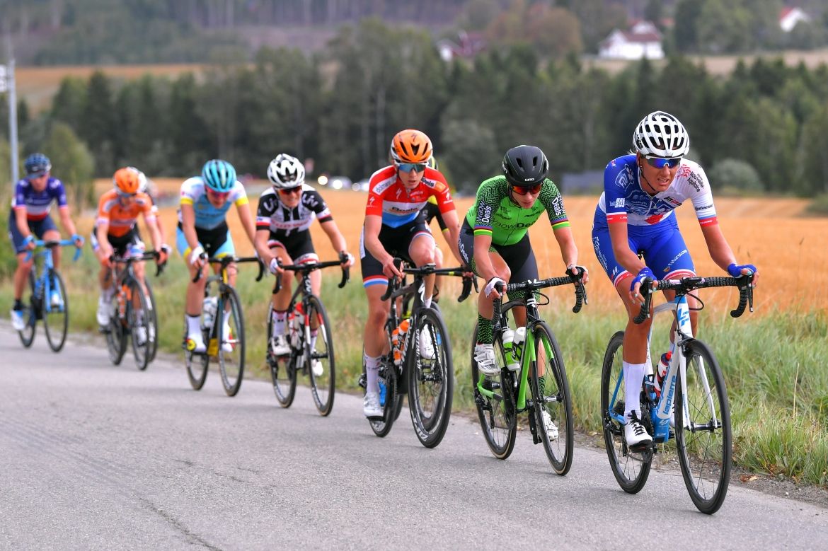Moniek Tenniglo (FDJ) leads the chase