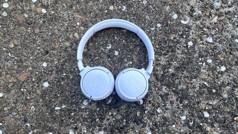 Image of JBL Tune 670NC headphones in white 