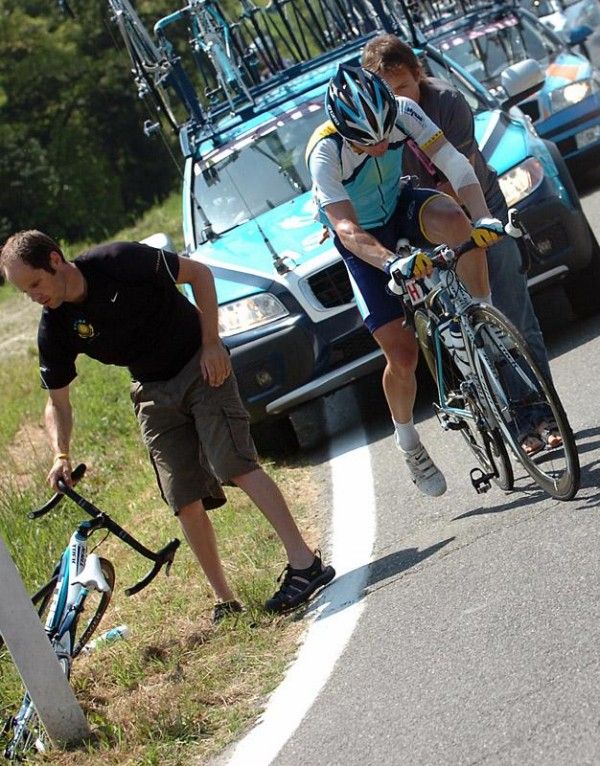 Levi Leipheimer (Astana) gets a bike change after crashing during stage 11.