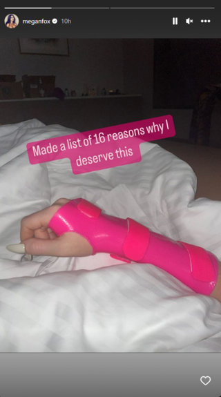 Megan Fox's arm in a bright pink brace