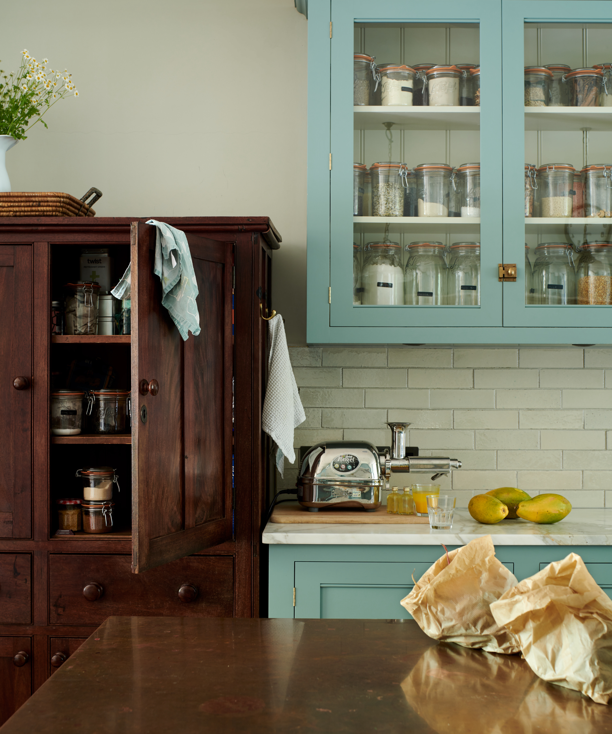 découvrir votre style de décoration intérieure, cuisine bleue avec éléments muraux vitrés, petite barre oblique en carrelage métro, armoire et table vintage