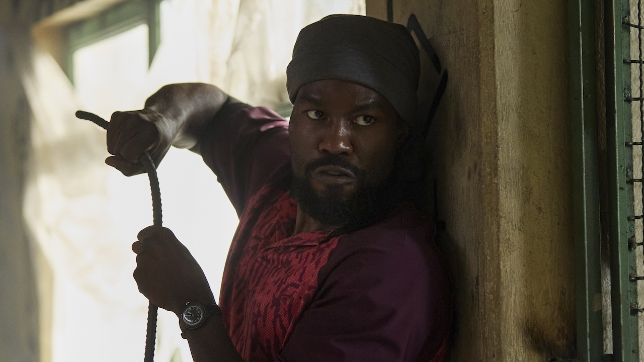 John Creasy holding rope standing against wall in Man on Fire Episode 3