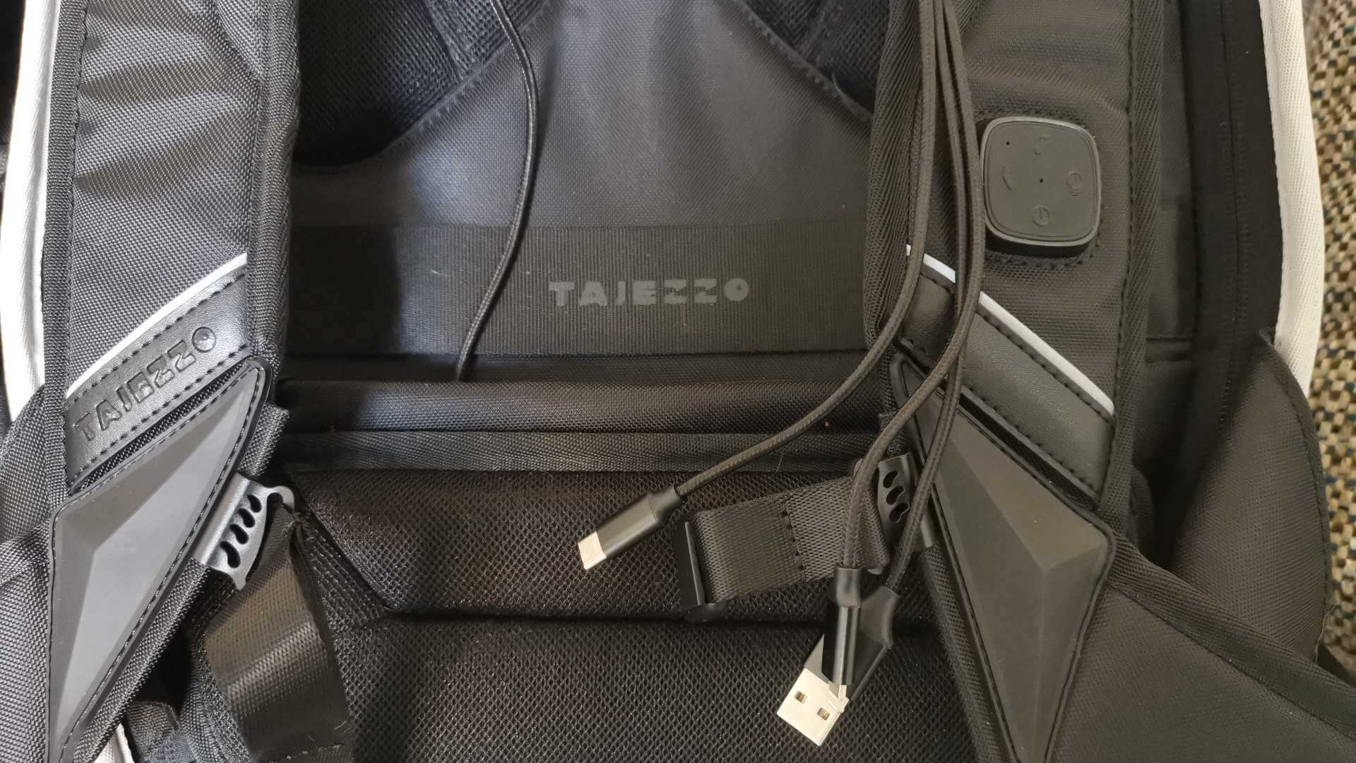 Charging cables on the Tajezzo PZ5 backpack