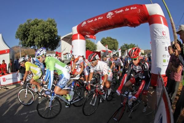 The peloton departs Tre Rios for Stage 3