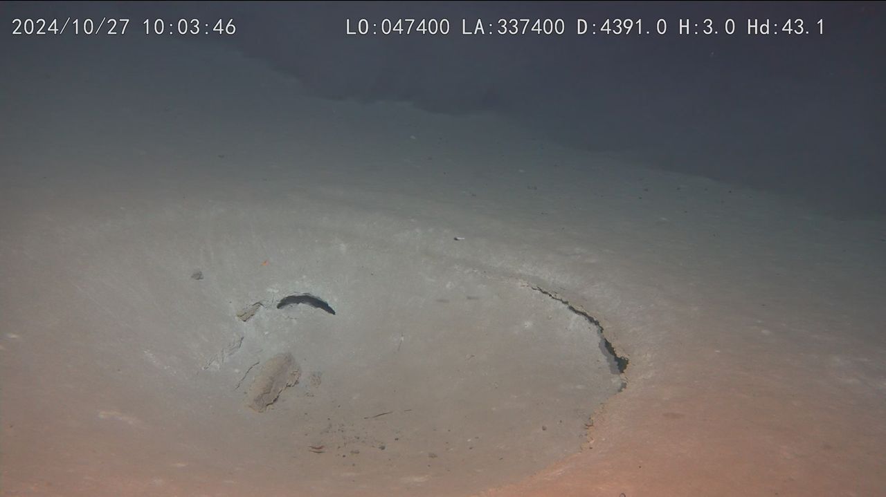 A photograph of a small pipe in the Kunlun hydrothermal system.