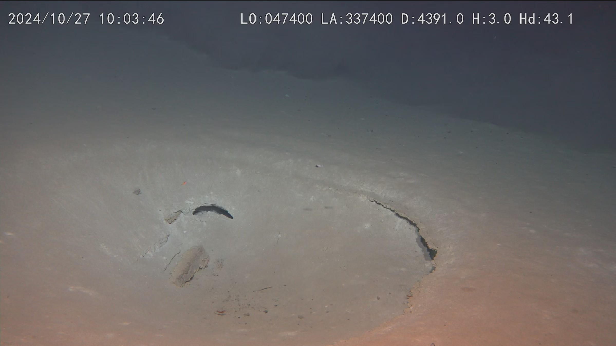 A photograph of a small pipe in the Kunlun hydrothermal system. 
