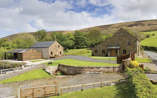 Savills-Woodstraw-Barn-&pound;1100000-1.jpg