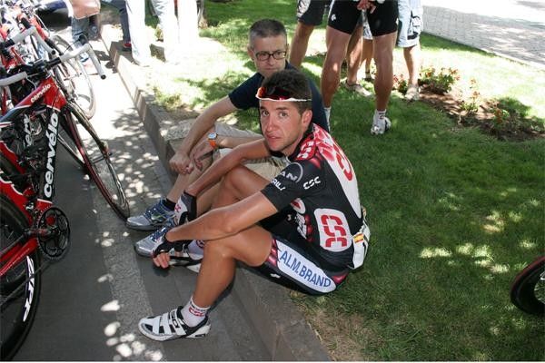 Carlos Sastre shelters in the shade