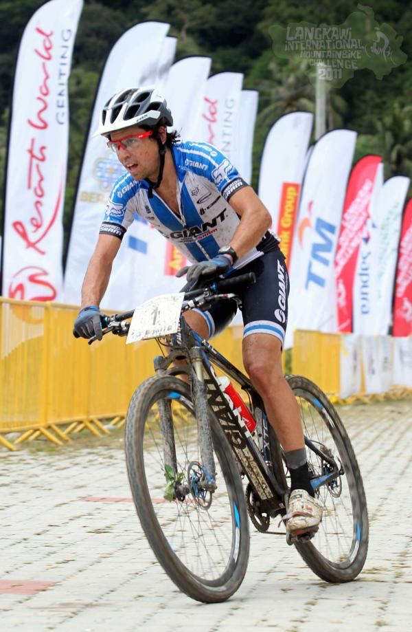 Lachlan Norris (Giant) speeds through a corner