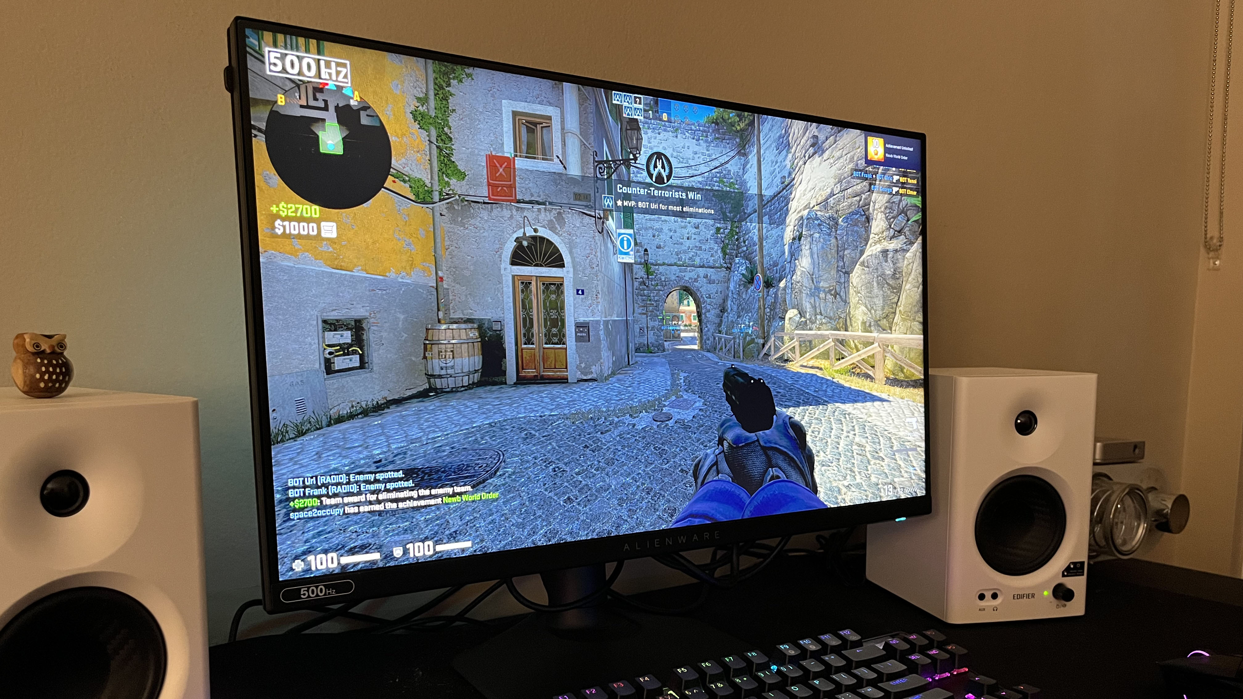 Alienware AW2524H 500 Hz em uma mesa de pé