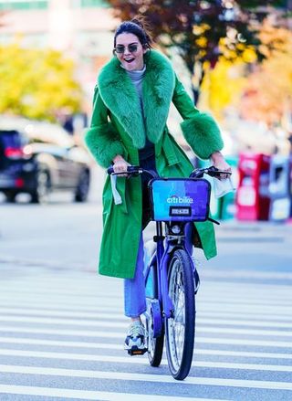 Street fashion, Bicycle, Green, Fashion, Cycling, Vehicle, Eyewear, Sunglasses, Recreation, Street,