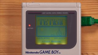 Una console Game Boy connessa a Internet per giocare a Tetris