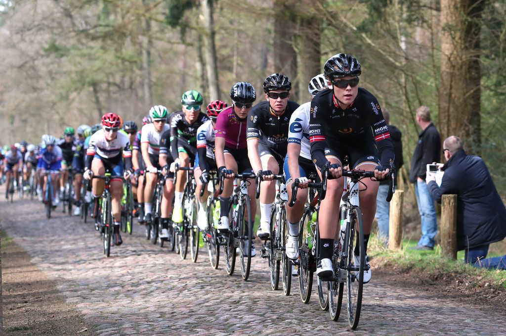 Julie Leth (Wiggle High5) leads over the cobbles