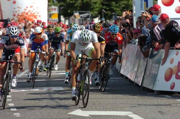 Marcel Kittel (Argos-Shimano) beat Jurgen Roelandts (Lotto Belisol) into second place.