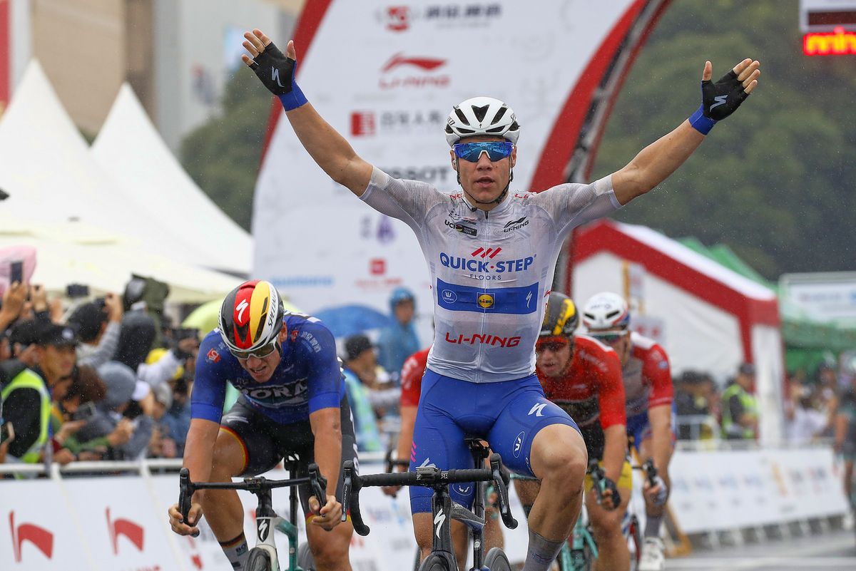 Fabio Jakobsen (Quick Step Floors) won with a late kick