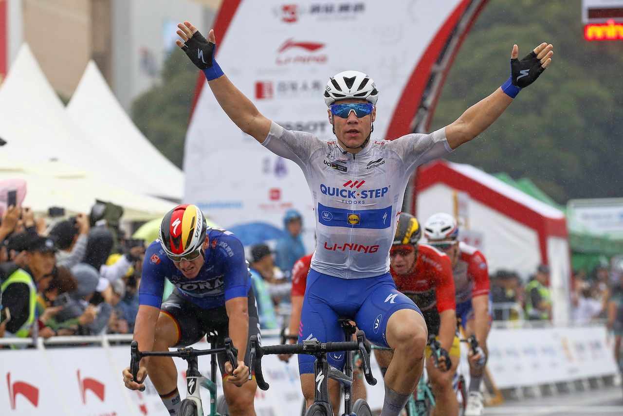Fabio Jakobsen (Quick Step Floors) won with a late kick