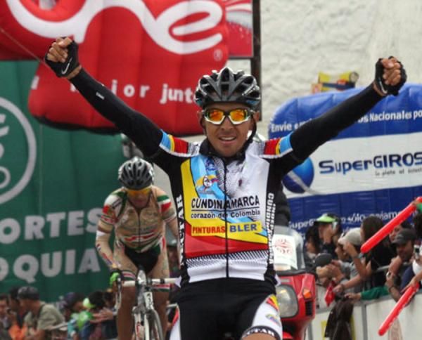 Freddy Gonzalez crossing the finish line in Duitama