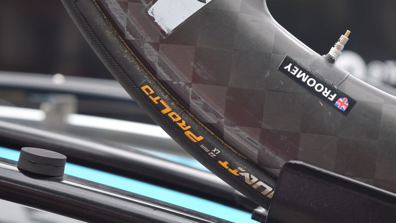 Froome ran 22mm tubular tyres in spite of Shimano's minimum tyre width safety restriction of 24mm and the wheel failure at Tirreno-Adriatico