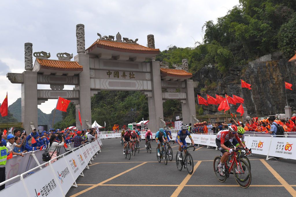 the leaders pass through the old finish line on stage 4