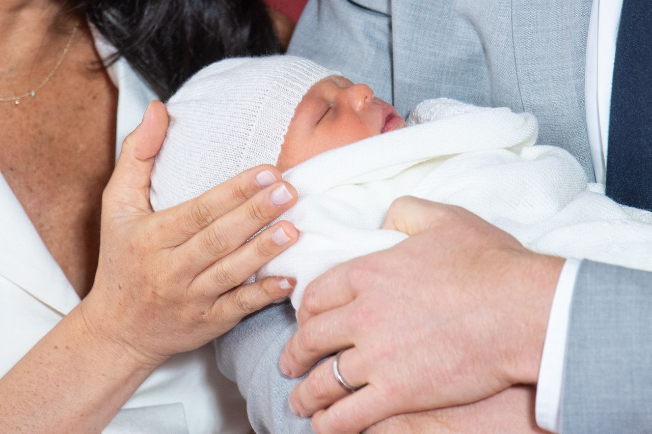 HRH Prince Harry, Duke of Sussex, and his wife Meghan, Duchess of Sussex, pose for a photo with their newborn baby son in St George&#039;s Hall at Windsor Castle on May 8, 2019. (Photo by Dominic Lipinski / AFP /Getty Images)