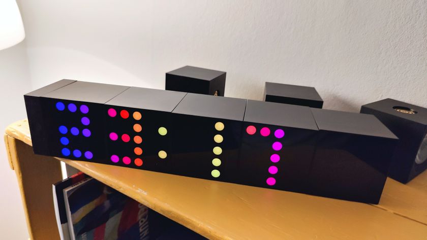 Yeelight Cube er tændt og viser klokkeslæt