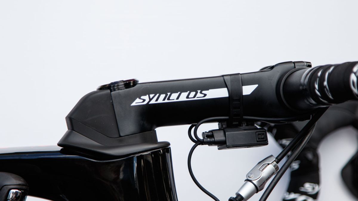 And here's the new Scott Foil with its own Syncros stem setup